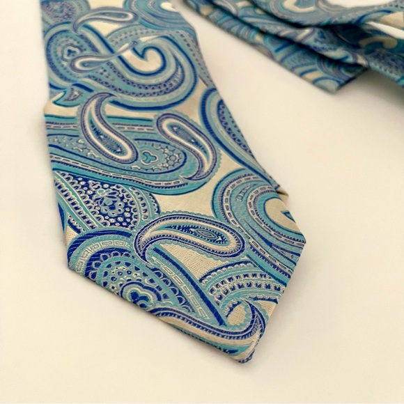 BNWT Men’s formal tie with pocket square blue pattern - Picture 4 of 4